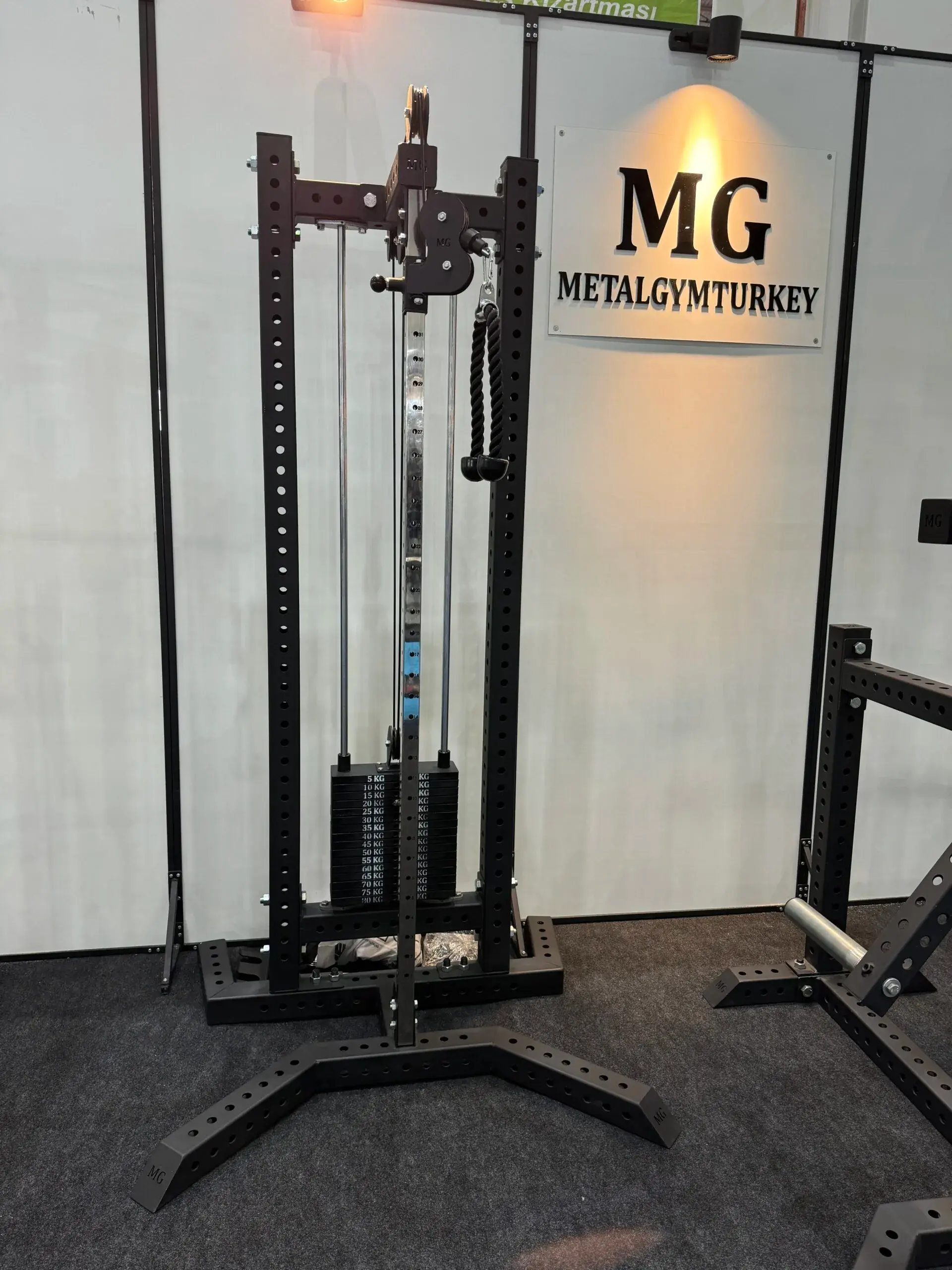 Freistehender Pulley Tower (80x80x3mm)   - Isotonische Kabelmaschinen   - METALGYM